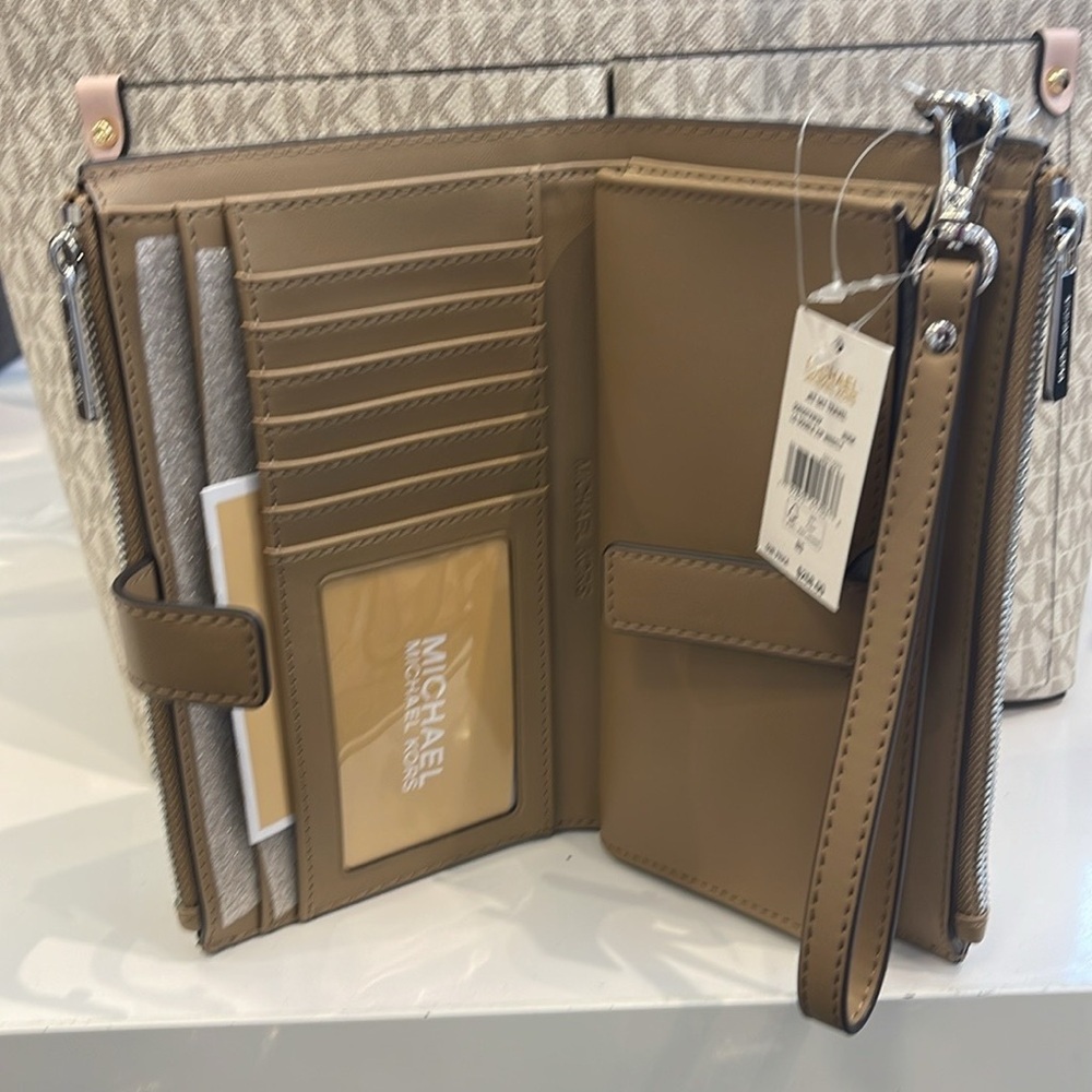 MICHAEL KORS
Jet Set Large Logo Signature Double-Zip Wristlet-Wallet-Phone Case - Picture 9 of 16